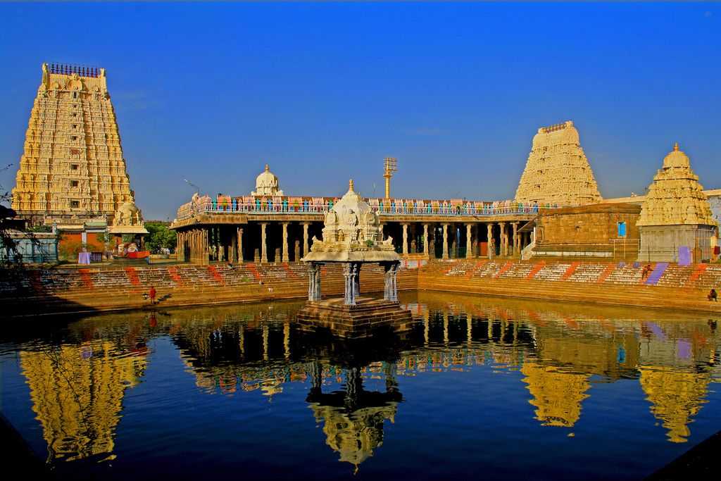 A beautiful image of Kamakshi Amman Temple pond with towers 20171219212102